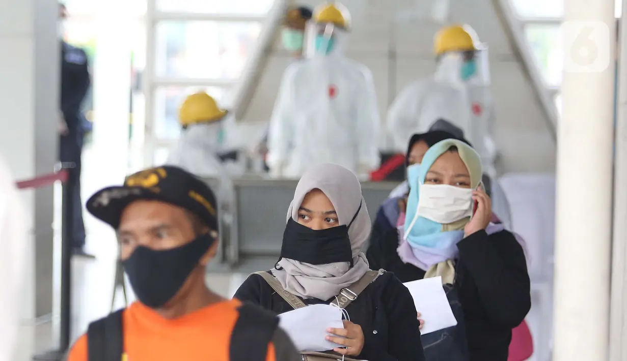 Aktivitas penumpang kereta rel listrik (KRL) di Stasiun Bogor, Bogor, Jawa Barat, Senin (27/4/2020). Petugas medis melakukan tes swab terhadap 350 penumpang KRL untuk memastikan ada atau tidaknya COVID-19 yang dibawa penumpang. (merdeka.com/Arie Basuki)