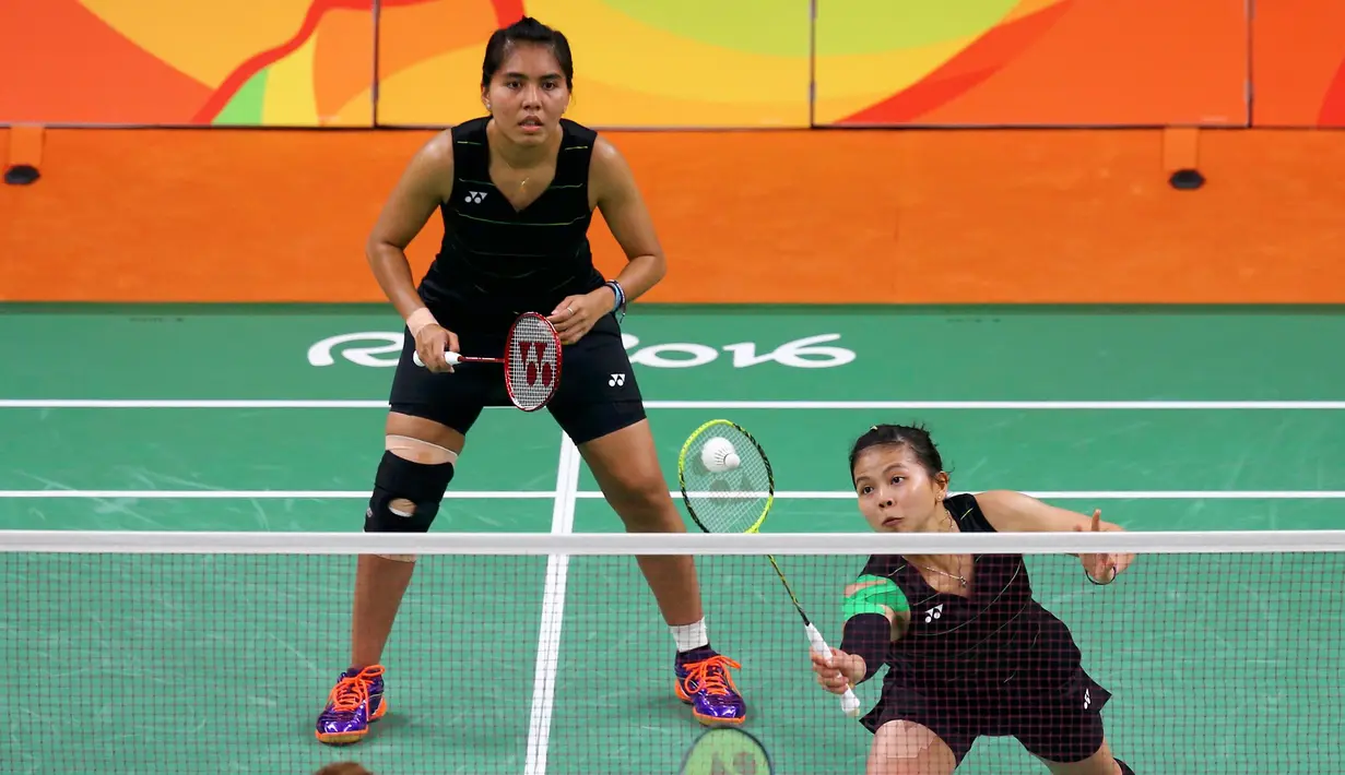 Ganda putri Indonesia, Nitya Krishinda Maheswari dan Greysia Poli saat melawan ganda putri Inggris, pada Olimpiade 2016 di Rio de Janeiro, Brasil, (13/8). Nitya Krishinda Maheswari dan Greysia Polii  menang dengan 21-13, 21-10. (REUTERS/Marcelo del Pozo)