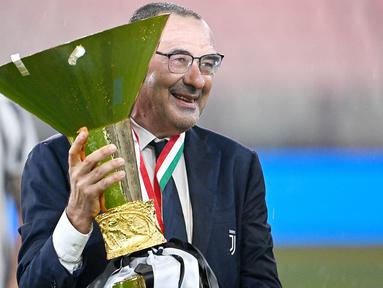 Maurizio Sarri resmi kembali ke gelanggang setelah satu tahun menganggur dari lapangan hijau. Sarri dipercaya sebagai nahkoda baru Lazio dengan durasi kontrak selama dua musim. (AFP/Isabella Bonotto)
