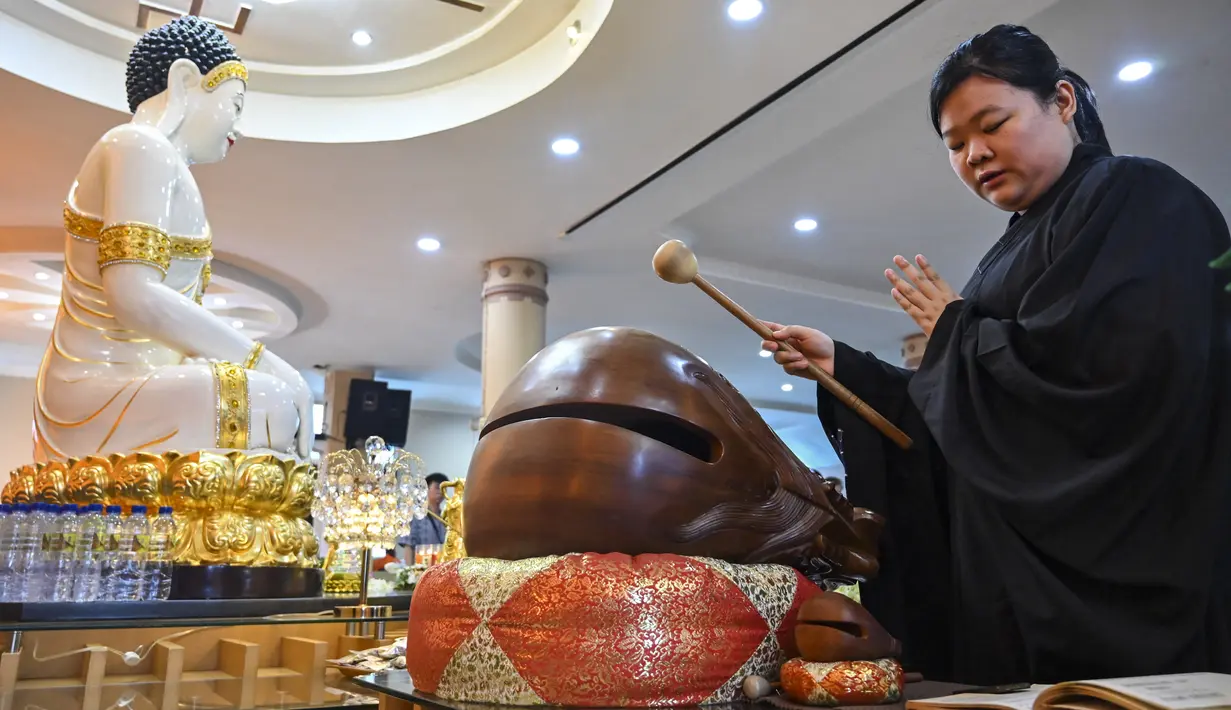 Perayaan Waisak 2024 mengangkat tema keharmonisan merupakan pedoman hidup berdampingan dalam berbangsa. (CHAIDEER MAHYUDDIN / AFP)