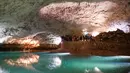 Pengunjung berada di dalam gua alam Choranche, di wilayah Vercors dekat Grenoble, Prancis (3/8). Selain mencari situs alam yang indah, pengunjung juga mencari kesegaran bawah tanah dengan suhu sekitar 15 derajat celcius. (AFP Photo/Jean-Pierre Clatot)