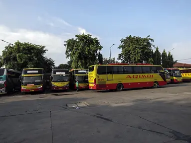 Aktivitas yang sepi dari penumpang di Terminal Kalideres, Jakarta Barat, Kamis (29/10/2020). Memasuki libur panjang Maulid Nabi Muhammad SAW, masih belum terlihat lonjakan penumpang yang signifikan di Terminal Kalideres. (Liputan6.com/Johan Tallo)