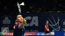 Jonatan Christie berusaha mengembalikan bola saat melawan pebulutangkis Denmark, Jan O Jorgensen di perempat final BCA Indonesia Open 2016, Jakarta, Jumat (3/6/2016). Jonatan kalah 21-14, 19-21, 14-21. (Liputan6.com/Helmi Fithriansyah)