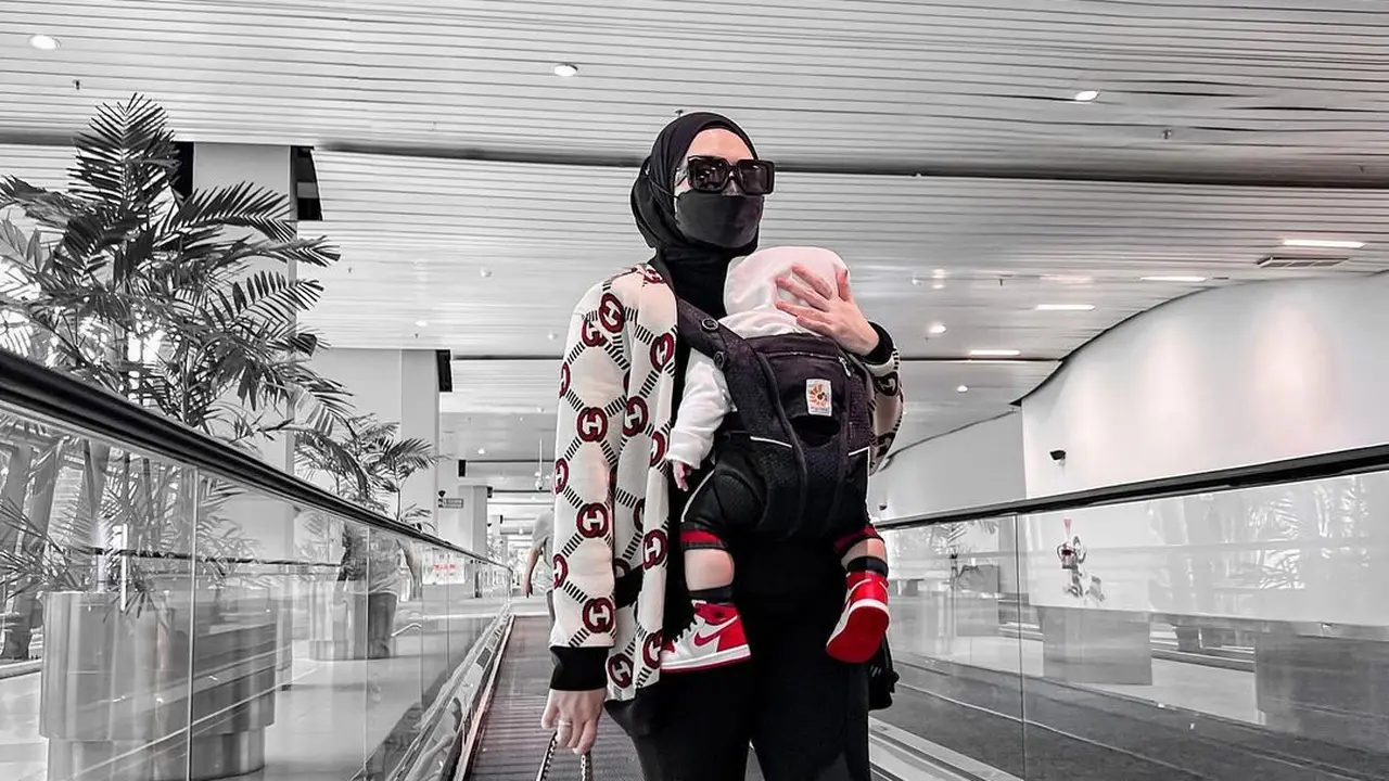 7 Gaya Nathalie Holscher saat Asuh Baby Adzam, Tetap Stylish