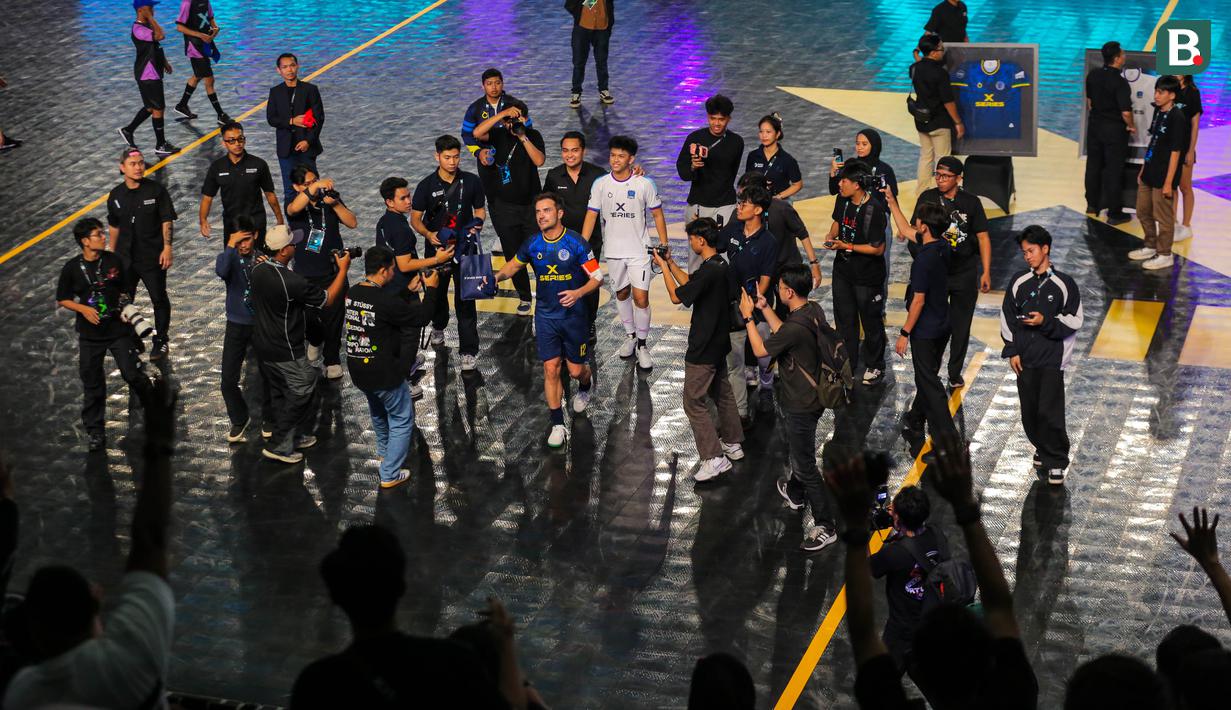 Pemain Fury Squad, Falcao bersiap memberikan cedera mata kepada penonton setelah laga perebutan peringkat ketiga Futsal X Series 2 melawan Lynx Hunters yang berlangsung di GOR UNJ, Rawamangun, Jakarta, Minggu (18/01/2026). (Bola.com/Bagaskara Lazuardi)