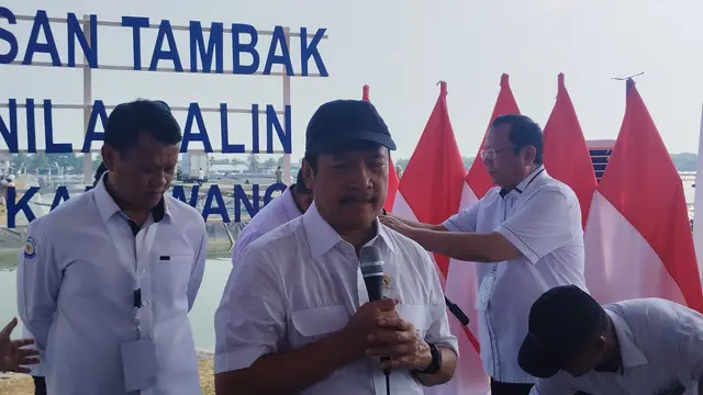 Menteri Kelautan dan Perikanan, Sakti Wahyu Trenggono usai peresmian Modeling Budidaya Ikan Nila Salin di Karawang, Jawa Barat, Rabu (8/5/2024). (Gagas/Liputan6.com)