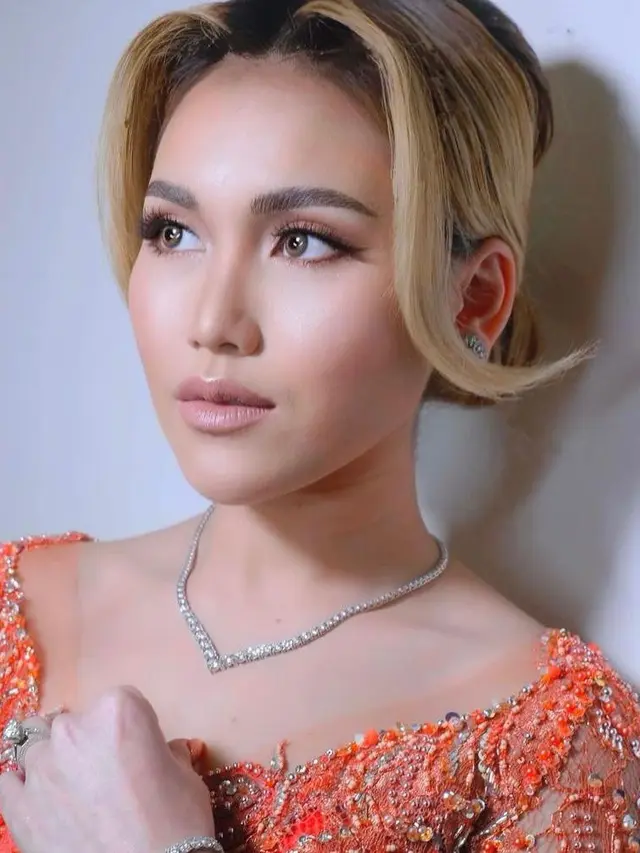 Gaya Ayu Ting Ting di Acara Lamaran Sang Adik