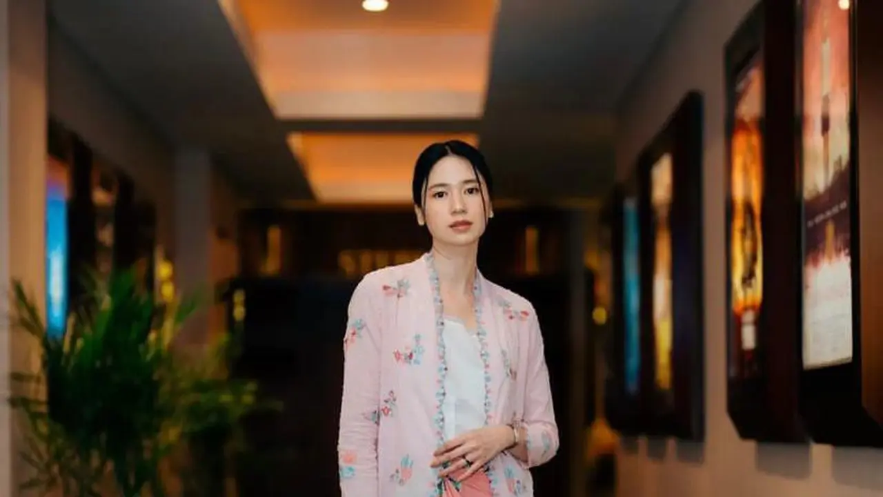 8 Potret OOTD Outer Lengan Panjang ala Anya Geraldine hingga Mikha Tambayong