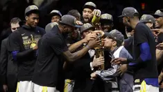Para pebasket Golden State Warriors merayakan kemenangan atas Cleveland Cavaliers pada final NBA di Quicken Loans Arena, Ohio, Jumat (8/6/2018). Warriors juara setelah menang 4-0 atas Cavaliers. (AFP/Tony Dejak)
