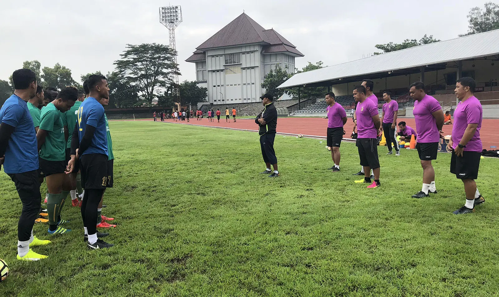 Sriwijaya FC latihan ringan di Stadion Sriwedari, Solo (3/2/2018), jelang menghadapi Arema. (Bola.com/Riskha Prasetya)