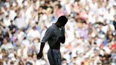 Cristiano Ronaldo terlihat kecewa saat timnya hanya bermain imbang 1-1 melawan Eibar pada lanjutan La Liga Spanyol 2016-2017 di Stadion Santiago Bernabeu, Madrid, Minggu (2/10/2016). (EPA/Emilio Naranjo)