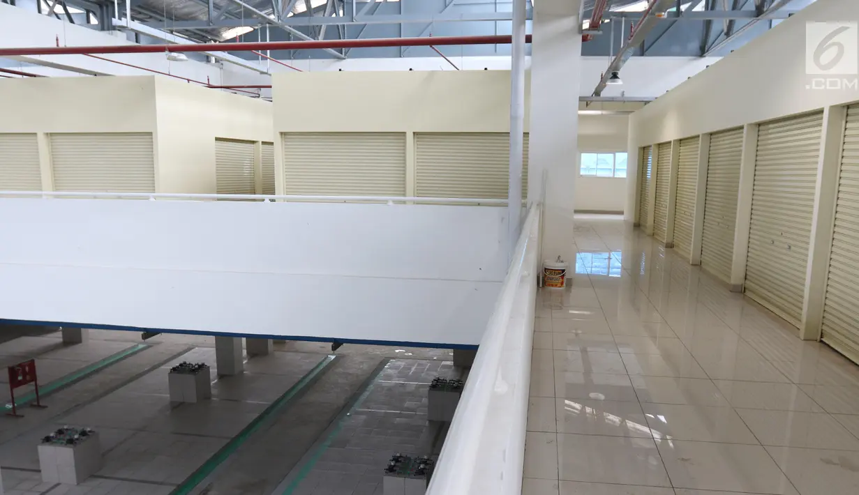 Sejumlah kios di Pasar Ikan Modern (PIM)  Muara Baru, Jakarta, Jumat (1/2). PIM Muara Baru dilengkapi dengan beberapa fasilitas pendukung antara lain Instalasi Pengolahan Limbah (IPAL), kios/lapak, ruang pengepakan. (Liputan6.com/Angga Yuniar)