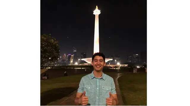 Begini gaya Alvy saat berfoto dengan latar pemandangan Monas, senyumnya berhasil membuat kaum hawa terpanah.