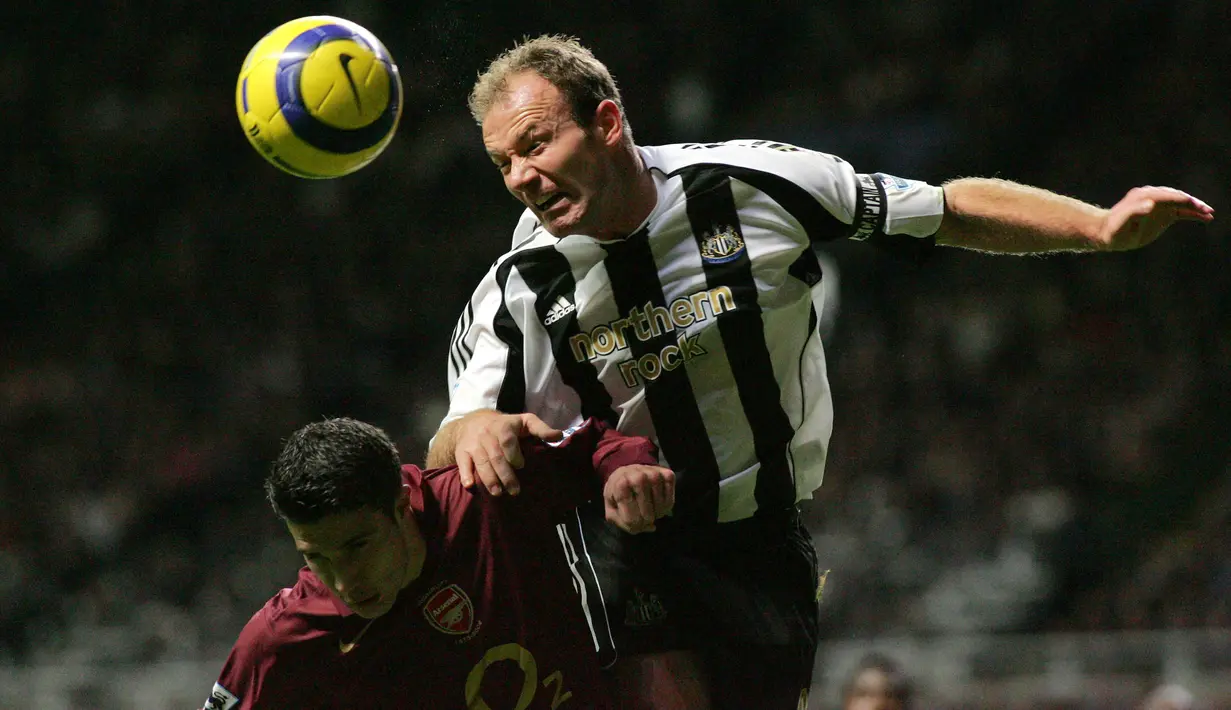 Alan Shearer. Striker Inggris berusia 51 tahun yang pensiun bersama Newcastle United pada Juli 2006 ini masih kukuh menempati puncak top skor Liga Inggris sepanjang masa. Total 260 golnya ia cetak saat memperkuat Blackburn Rovers dan Newcastle United dalam 14 musim. (AFP/Martyn Harrison)