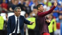 Cristiano Ronaldo bersama pelatih Portugal, Fernando Santos, memberikan instruksi kepada pemain Portugal saat melawan Prancis di laga Final Euro 2016 di Stade de France pada 10 Juli 2016. Portugal menang 1-0 atas Prancis. (AFP/Franck Fife)