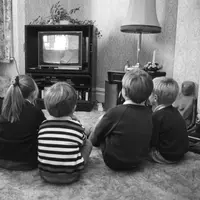 Kamu yang sudah punya televisi pada 1980-an pasti tahu acara-acara televisi yang membahagiakan ini.