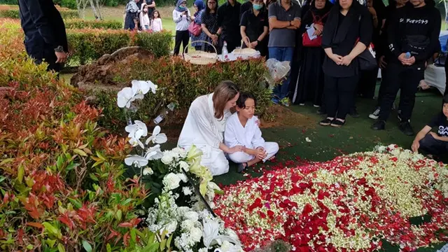 6 Potret Noah Sinclair di Pemakaman Sang Ayah, Sempat Tegar Hingga Tangisnya Pecah