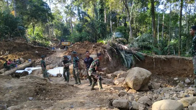 Prajurit TNI Bangun Jembatan