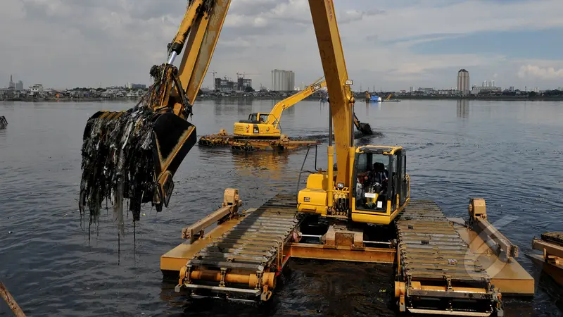 Pengerukan Waduk Pluit Masih Terus Berjalan