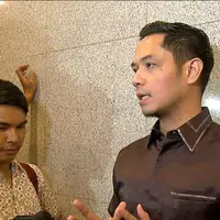 Begini cara Dude Harlino batasi penggunaan gadget pada anaknya.