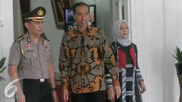 Presiden Joko Widodo didampingi Ibu Negara Iriana Jokowi menunggu kedatangan wapres Jusuf Kalla saat open house di Istana Kepresidenan Gedung Agung, Yogyakarta, Sabtu (9/7). Open House diikuti oleh ribuan masyarakat. (Liputan6.com/Boy Harjanto)
