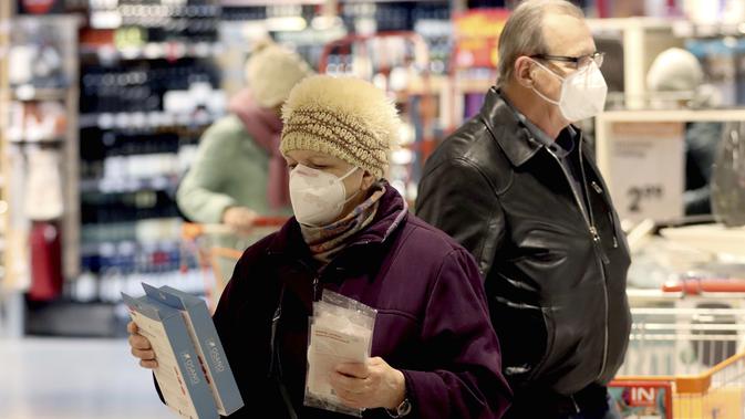 Orang-orang mengenakan masker FFP2 jenis respirator saat berbelanja di supermarket di Wina, Austria, Senin (25/1/2021). Mulai 25 Januari 2021, warga Austria diwajibkan mengenakan masker FFP2 di supermarket, apotek, pompa bensin, dan di transportasi umum. (AP Photo/Ronald Zak)