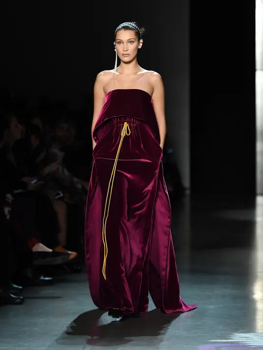Model Bella Hadid berjalan di atas catwalk mengenakan rancangan Prabal Gurung dalam New York Fashion Week, New York (11/2). (Angela Weiss/AFP Photo)