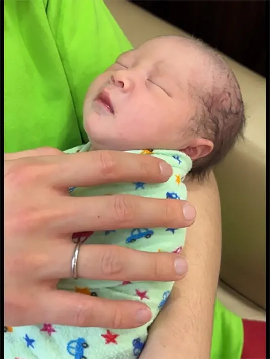 Sophia tampak menggemaskan tidur lelap di gendongan sang ayah. Pipinya chubby dan rambutnya juga tampak tebal. [Instagram/jessnolimit]