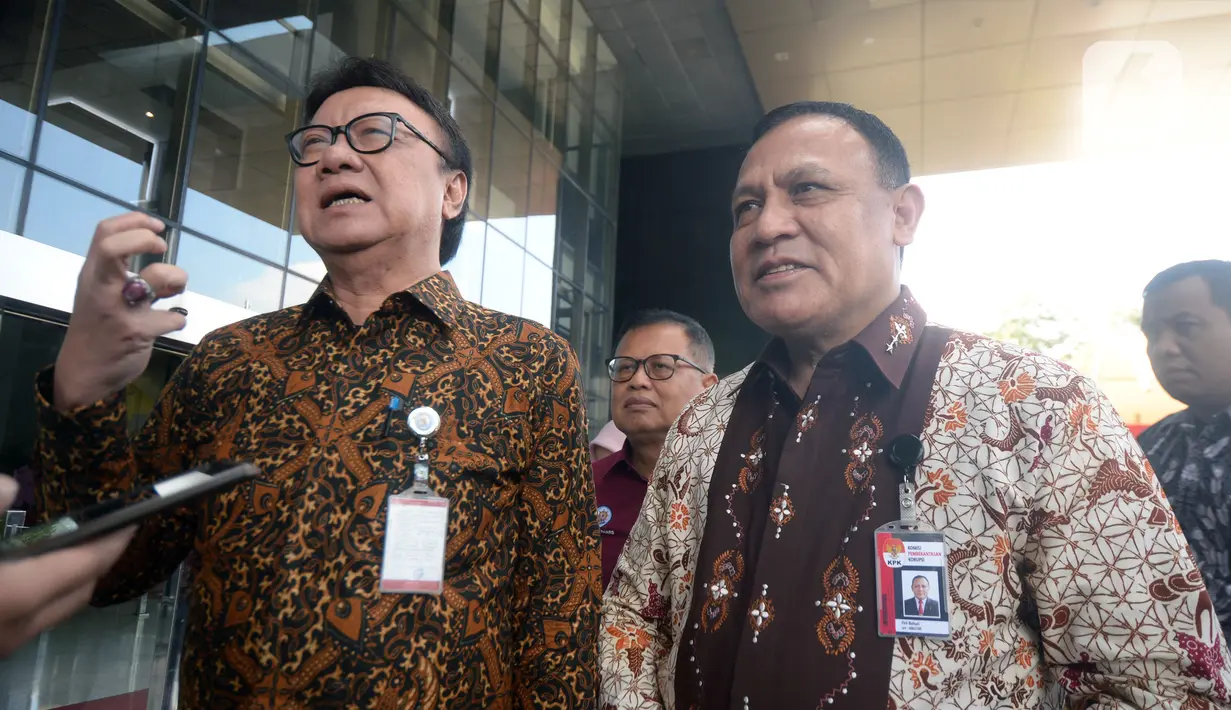 Menpan-RB Tjahjo Kumolo (kiri) dan Ketua KPK Firli Bahuri menyampaikan pernyataan usai melakukan pertemuan di Gedung KPK, Jakarta, Jumat (6/3/2020). Pertemuan membahas program Strategi Nasional Pencegahan Korupsi (Stranas PK) khususnya di Kemenpan-RB dan keseluruhan. (merdeka.com/Dwi Narwoko)
