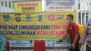 Petugas menyemprotkan disinfektan di RW 03, Kelurahan Gandasari, Kecamatan Jatiuwung, Kota Tangerang, Rabu (9/6/2021). Pemerintah setempat menerapkan lockdown skala mikro setelah 57 warga di kawasan tersebut terkonfirmasi positif COVID-19. (Liputan6.com/Angga Yuniar)