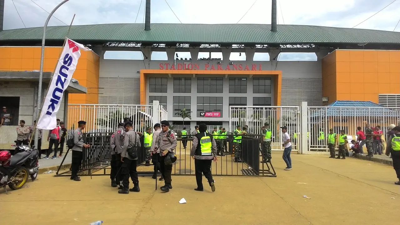 Pengamanan di final Piala AFF 2016 yang berlangsung di Stadion Pakansari, Bogor, diperketat