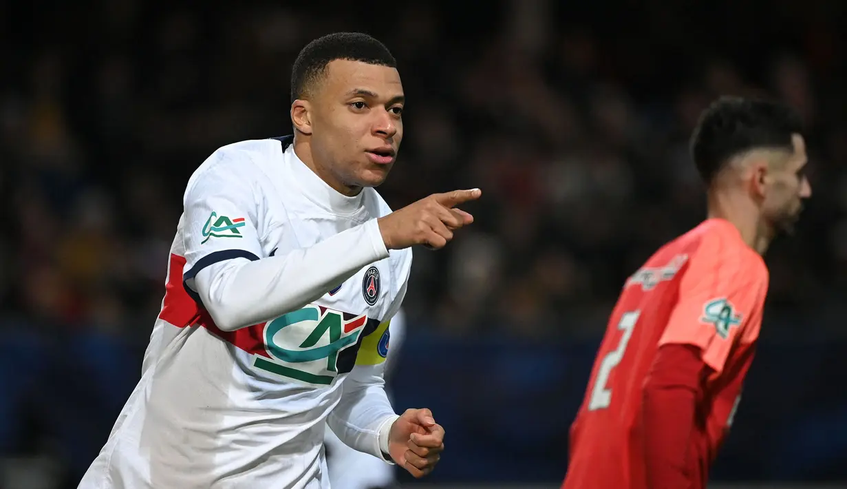 Pemain PSG, Kylian Mbappe melakukan selebrasi setelah mencetak gol ke gawang Revel pada laga Piala Prancis 2023/2024 di Pierre-Fabre stadium, Castres, Prancis, Senin (08/01/2024) dini hari WIB. (AFP/Valentine Chapuis)
