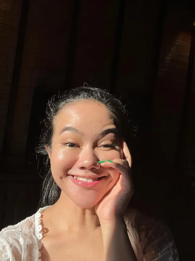 Yura Yunita Hapus Makeup saat Manggung, Ini 6 Potretnya Tanpa Riasan