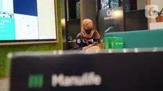 Karyawan beraktivitas dengan perangkat telpon di Gedung Manulife, Jakarta, Kamis (6/01/2022). Manulife dan IPB bekerjasama untuk penyaluran wakaf secara mandiri maupun donasi guna mendorong para milenial untuk berasuransi sejak dini melalui asuransi syariah. (Liputan6.com/HO/Eko)
