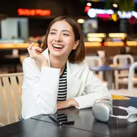 ilustrasi perempuan bahagia/GBJSTOCK/Shutterstock