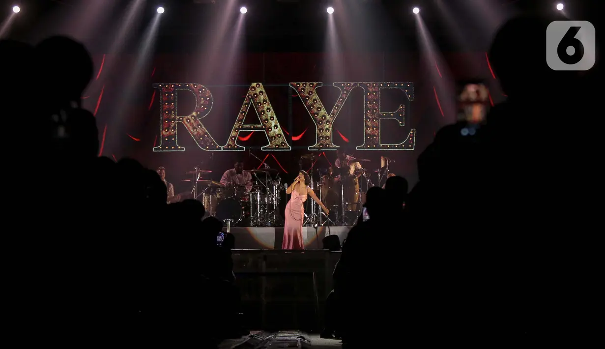 Penampilan penyanyi Raye pada acara Jakarta International BNI Java Jazz Festival (JJF) 2025 di JIExpo, Kemayoran, Jakarta, Minggu (1/6/2025). (Liputan6.com/Herman Zakharia)