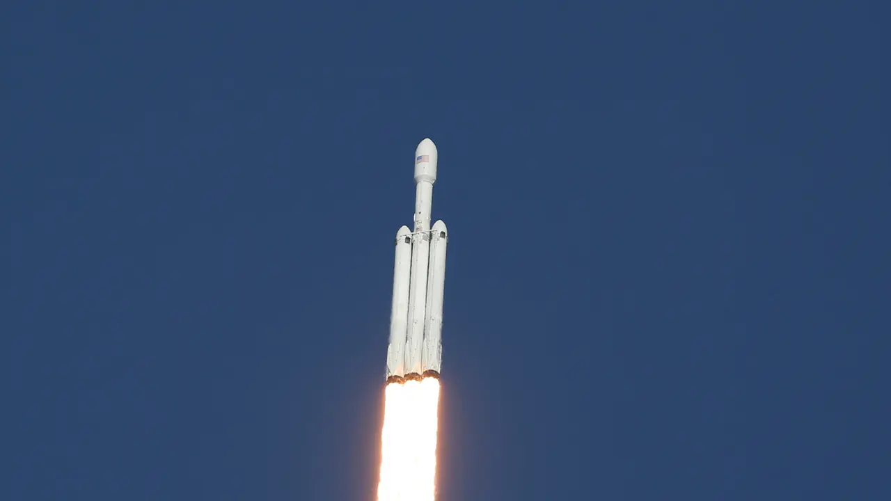 Roket Terkuat di Dunia Milik SpaceX Melesat Menuju Orbit Planet Mars