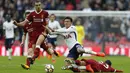 Aksi pemain Tottenham Dele Alli (tengah) berebut bola dengan pemain Liverpool, Emre Can (kanan)  dan Jordan Handerson pada laga Premier League pekan ke-9 di Wembley Stadium, London, (22/10/2017). Tottenham menang 4-1. (AFP/ IKIMAGES/Ian Kington)