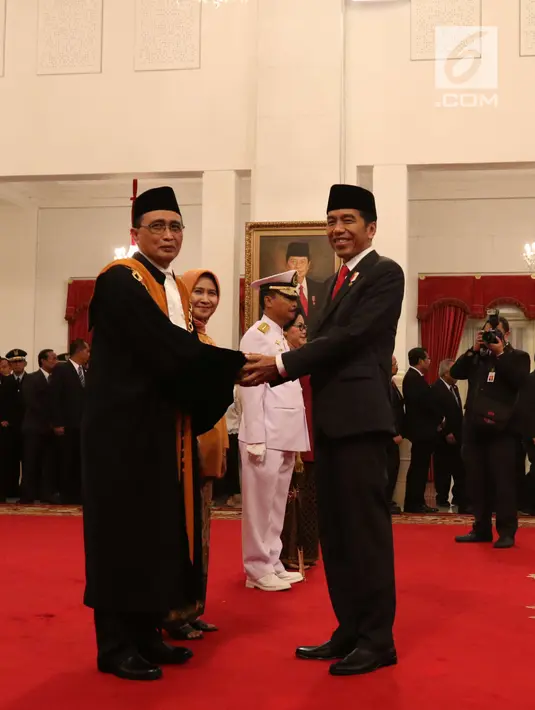 Presiden Joko Widodo bersalaman dengan Sunarto saat pelantikan Wakil Ketua Mahkamah Agung Bidang non Yudisial di Istana Negara, Jakarta (23/5). (Liputan6.com/Angga Yuniar)