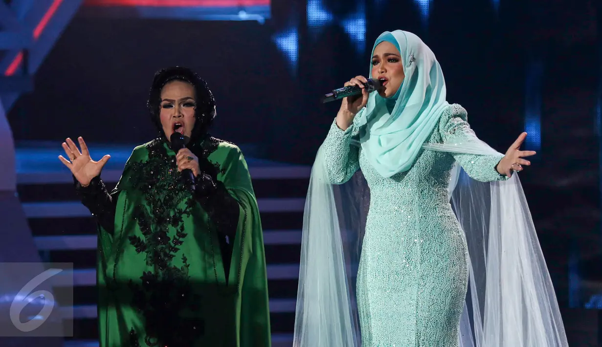 Penyanyi Siti Nurhaliza saat berduet dengan Hetty Koes Endang di acara Golden Memories International, Jakarta, Kamis (12/1). Bagi Siti acara ini menjadi spesial untuknya. Karena ulang tahunnya sama seperti Indosiar. (Liputan6.com/Yoppy Renato)