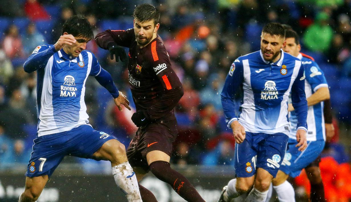 Espanyol. Gerard Pique tercatat total 24 kali jumpa Espanyol saat berseragam Barcelona di Liga Spanyol dengan torehan menang 17 kali, imbang 6 kali dan hanya menelan 1 kekalahan. Kemenangan terbesar atas Espanyol terjadi dengan skor 5-0 sebanayak dua kali pada pekan ke-37 musim 2015/2016 dan pekan ke-3 musim 2017/2018. Total ia menyumbang 4 gol dari 24 laga kontra Espanyol. (AFP/Pau Barrena)