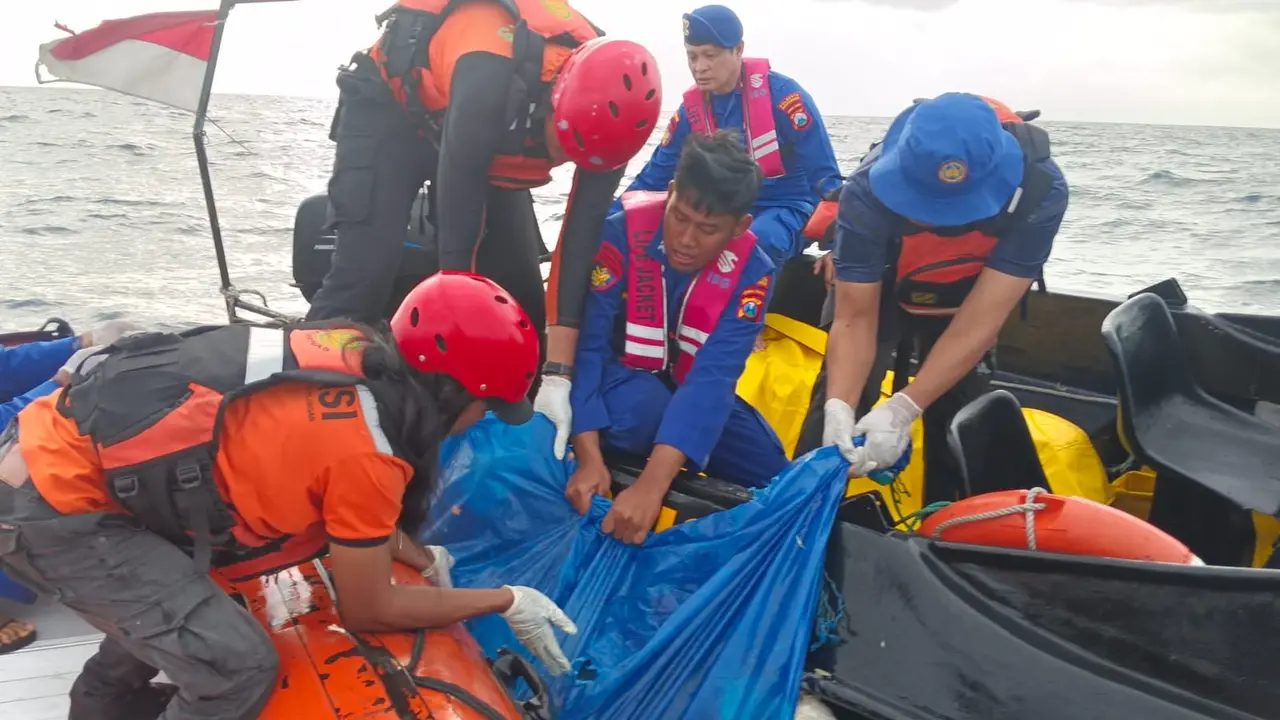 Tim SAR gabungan evakuasi jenazah yang ditemukan di Tanjung Sembulungan Muncar Banyuwangi (Istimewa)