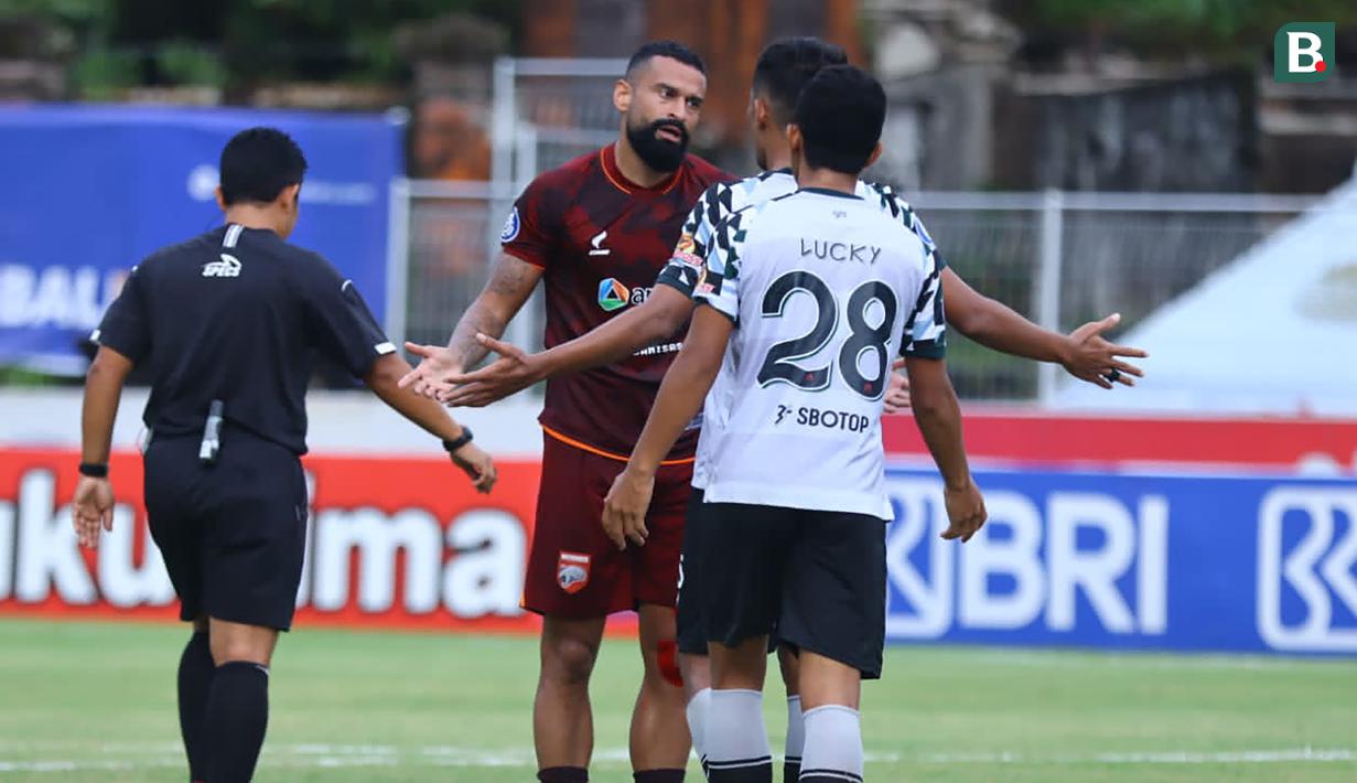 Duel Borneo FC menghadapi Persikabo 1973 di pekan ke-23 BRI Liga 1 2021/2022, Senin (7/2/2022) menjadi panggung adu tajam Francisco Torres dan Ciro Alves. Dua gol Francisco Torres ke gawang Persikabo 1973 akhirnya membuktikan ketajamannya dalam laga ini. (Bola.com/Nandang Permana)