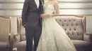 Melihat lagi gaun pengantin Raisa di malam resepsi pernikahannya dengan Hamish Daud. Raisa tampil menawan dengan gaun rancangan Elie Saab. Gaun putih dengan atasan semi transparan yang cantik ini sukses menyulap penampilan Raisa bak princess. [Foto: Instagram/hamishdw]