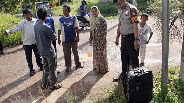 Isi Mengejutkan Koper Cokelat di Pinggir Jalan