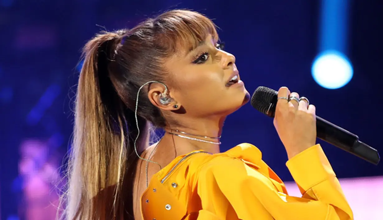 Lewat akun Twitternya Ariana memohon maaf atas ledakan bom yang terjadi di konsernya yang berlangsung di Manchester. Terpuruk dan sedih, Ariana pun tak bisa menuliskan perasaannya dengan kata-kata. (AFP/Bintang.com)