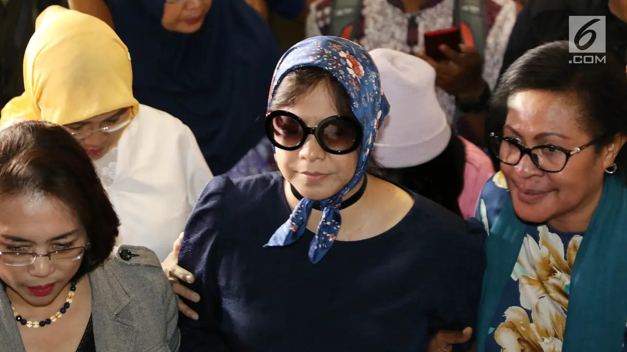 Berkacamata Hitam, Istri Jenderal Penampar Petugas Bandara Diperiksa Polisi