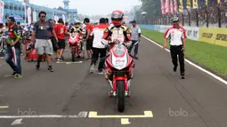 Pebalap Indonesia, Gerry Salim tengah bersiap mengikuti kelas Asia Production 250cc  Asia Road Racing Championship di Sentul International Circuit, Bogor (13/8/2017). Gerry berhasil menjuarai nomor 250cc. (Bola.com/Nicklas Hanoatubun)