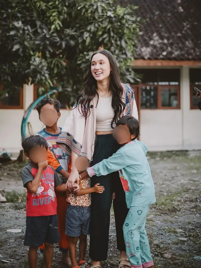 8 Potret Yasmin Napper Kunjungi Rumah Singgah ADHA, Berbagi Kebaikan