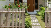 9 Ide Pagar Bambu dengan Taman dan Jalan Setapak Batu Alam, Estetika Alami Hunian